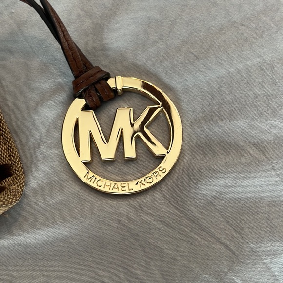 Michael Kors Pocket Book - Picture 2 of 9